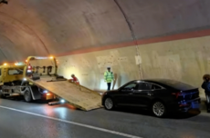 小轎車高速上定速巡航、剎車失靈!115km/h時速跑490公里 耗干油箱才停下