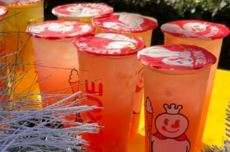 蜜雪冰城登陆美国好莱坞！定价2-5美元 首店日销800杯