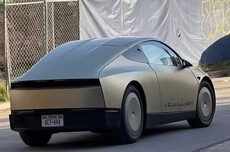 特斯拉无方向盘Cybercab自动驾驶出租车上路首次被拍