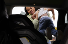 特斯拉车门安全引发关注 美国车主开始自备逃生工具、换车