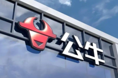 被质疑“小字免责”，767亿“插座一哥”反索赔420万