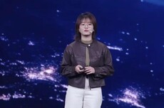 95后“AI天才”罗福莉首秀：中国模型距顶尖差距从三年缩至数月