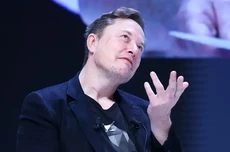 马斯克:xAI最早2026年实现AGI,公司挺过未来两三年将战胜对手