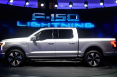 福特电动化转型遭重挫:停产F-150 Lightning,重押混动与增程