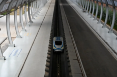 贴地飞行！5.3秒飙到800km/h 中国高铁模型车刷新世界纪录