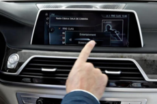 还得实体键！研究证实开车操作屏幕可使车道偏离幅度增大40%