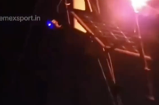 印度男子夜举火把给太阳能板充电：成功点亮LED指示灯