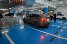 車位內放一鐵架子 多款熱門車實測自動泊車：只有特斯拉沒翻車