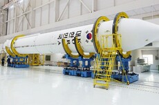 韩国首枚商业运载火箭发射失败，升空1分钟后起火爆炸