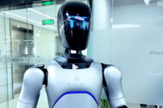 智元远征A2旗舰版迎来V1.3版本：行走速度提升至1.2m/s