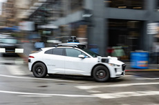 美自动驾驶连遭挫折 Waymo因洪水预警再次暂停网约车服务