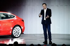 揭秘特斯拉门把手设计：十年前决策埋下安全隐患 马斯克学苹果要求电动控制