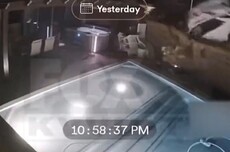 美国一汽车撞穿围墙腾空翻转 司机被甩入私人泳池