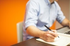 美国年轻人为了生存:把约会App当领英用 在上面努力找工作