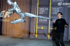 机器人演示别再“打打杀杀”了！网友：我想看的是它晾衣服、擦桌子