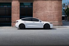 马斯克预言更接近现实：特斯拉FSD v14.2已集成部分AI推理能力，有助于路线优化、自动泊车等功能决策