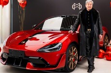 首台小米定制SU7 Ultra竞速红交付 车主喊话雷军:好东西自己会说话