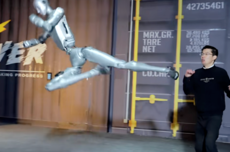 宇树机器人上演“箭步杀”“回旋踢爆西瓜” 网友:离终结者又进一步