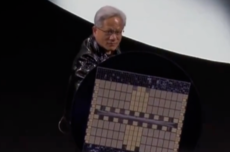 黄仁勋又整活！用芯片大盾COS“美国队长”引发全场欢呼大笑