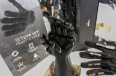 彭博：强脑科技秘密交香港IPO申请，或成“杭州六小龙”首家上市公司