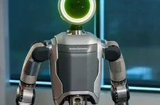 波士顿动力Atlas人形机器人秀后空翻差点摔倒，手部保护罩被甩飞