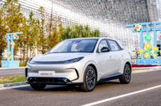 北汽极狐T1遭车主集体投诉：底盘减配护板 高压线束直接裸露在外