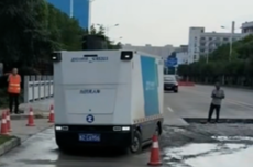 无人快递车送货名场面笑喷网友：烂路起飞、轮胎没了照跑不误