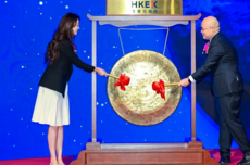 和闫俊杰一起敲钟的她：31岁，身价48亿