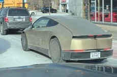 特斯拉Cybercab现身芝加哥，车尾摄像头或有自动清洁装置