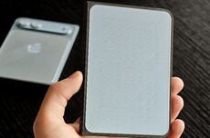 苹果首款折叠屏蓄势待发 iPhone Fold模型上手