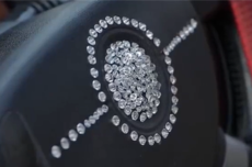 看完一身冷汗 消防实测方向盘上贴钻危险多大：秒变“阔剑地雷”