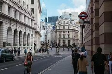 监管跟不上发展速度，英国议员呼吁银行启动针对AI的压力测试