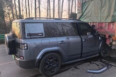 方程豹钛7成保命神车：A柱追尾大货车未变形