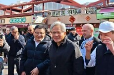 平易近人：黄仁勋2026年首度来华现身菜市场，体验上海市井风俗