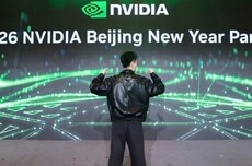 英伟达员工晒年会最牛年终奖：黄仁勋亲笔签名的皮衣