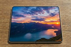 三星全新折叠屏来了：屏幕比例神似iPhone Fold对标苹果