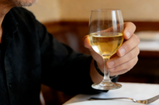 男子植入芯片后戒掉20年酒瘾:之前日饮3斤 现在索然无味