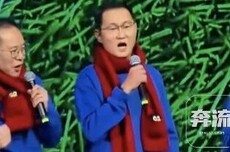 马化腾携高管在腾讯年会上唱歌，戴着印有企鹅标识的红围脖，还给员工扔QQ企鹅公仔互动