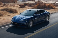 仰望U7获V2.0 OTA升级：驾驶员长时间未扶方向盘 车辆将自动靠边停车