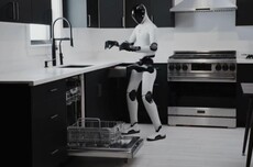 真正聪明的机器人,关门不用手,用胯骨轴