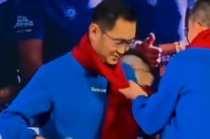 马化腾领唱“冲冲冲”系红围脖丢公仔