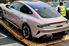 22.99万起售 全新小米SU7流金粉实车曝光:女车主又要暴增了