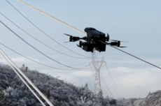 10分钟清除500米10倍于人工 新款飞行除冰机器人上线