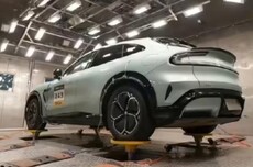 雷军详解小米汽车轮耦合道路模拟试验室，可验证车辆的结构耐久性