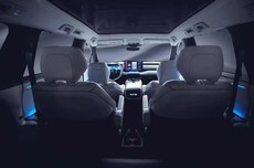 丰田大六座“电动汉兰达”内饰公布：超大中控屏+全景天幕