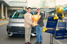 俞敏洪喜提新座驾！24K金车标 笑问被撬咋办