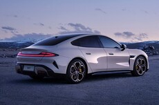 自己买也要花钱！雷军满足网友要求晒自己开的车：还会买新一代小米SU7