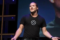 最懂iPhone相机的人，回到苹果了