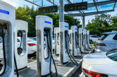 车主吐槽高速服务区充电太贵 100元都充不满！网友神回复