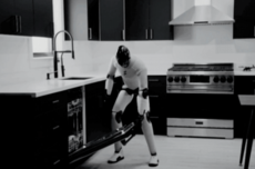 估值390亿美金 全球最贵的人形机器人公司在研究用脚关洗碗机